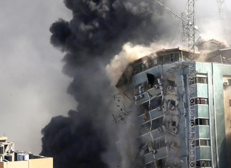 Hình ảnh kinh hoàng khi tòa tháp al-Jalaa 12 tầng - nơi đặt trụ sở của AP bị đổ sập.