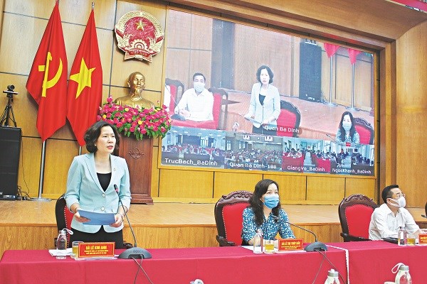 Bà Lê Kim Anh – Chủ tịch Hội LHPN Hà Nội phát biểu chương trình hành động tại buổi tiếp xúc với cử tri quận Ba Đình