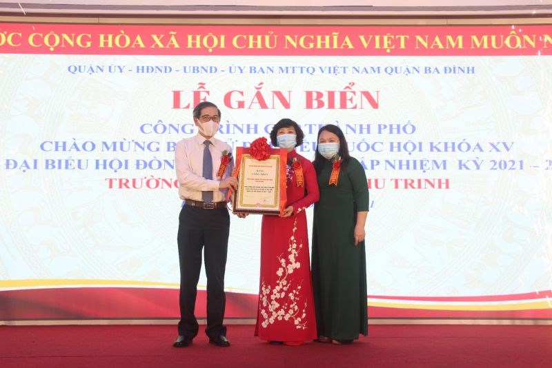 Bí thư quận ủy Hoàng Minh Dũng Tiến trao bằng công nhận công trình cấp thành phố cho trường Tiểu học Phan Chu Trinh