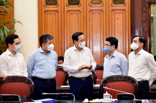 Bộ trưởng Bộ Lao động - Thương binh và Xã hội Đào Ngọc Dung cùng các đại biểu trao đổi tại cuộc làm việc