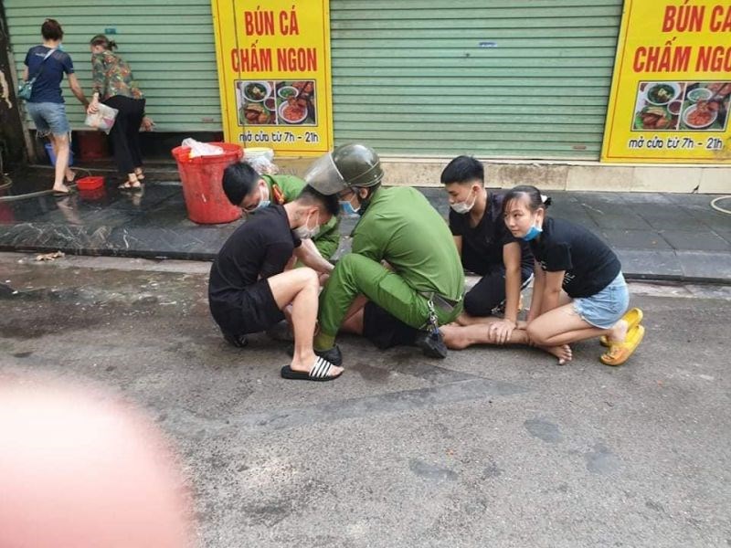 Công an phường Quang Trung và người dân khống chế đối tượng gây rối
