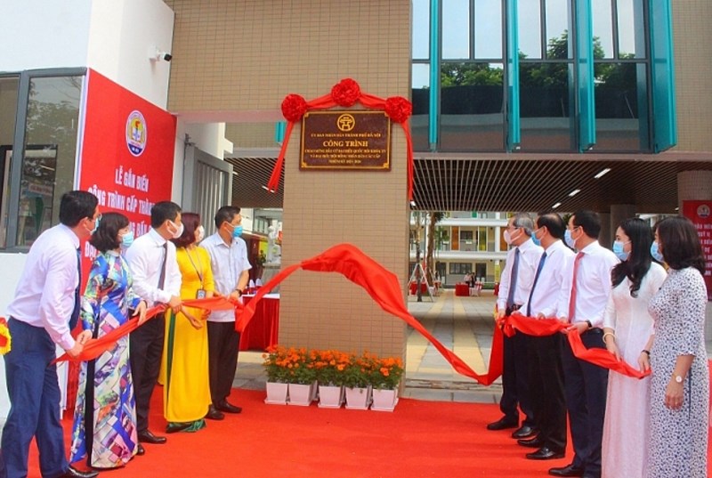 Các đại biểu thực hiện nghi thức gắn biển công trình cấp thành phố tại trường Tiểu học Phan Chu Trinh