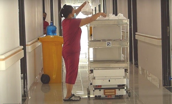 Vibot-2 mang đồ ăn cho bệnh nhân COVID-19 tại Bệnh viện Bạch Mai cơ sở 2 (Phủ Lý, Hà Nam). Ảnh: VGP/Hoàng Giang