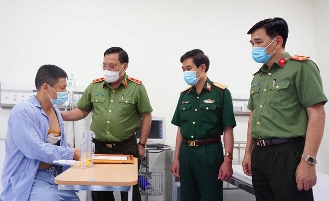 Trung tướng Nguyễn Hải Trung, Giám đốc CATP Hà Nội đã tới Bệnh viện 103 thăm hỏi, động viên lái xe taxi Nguyễn Trần Minh.