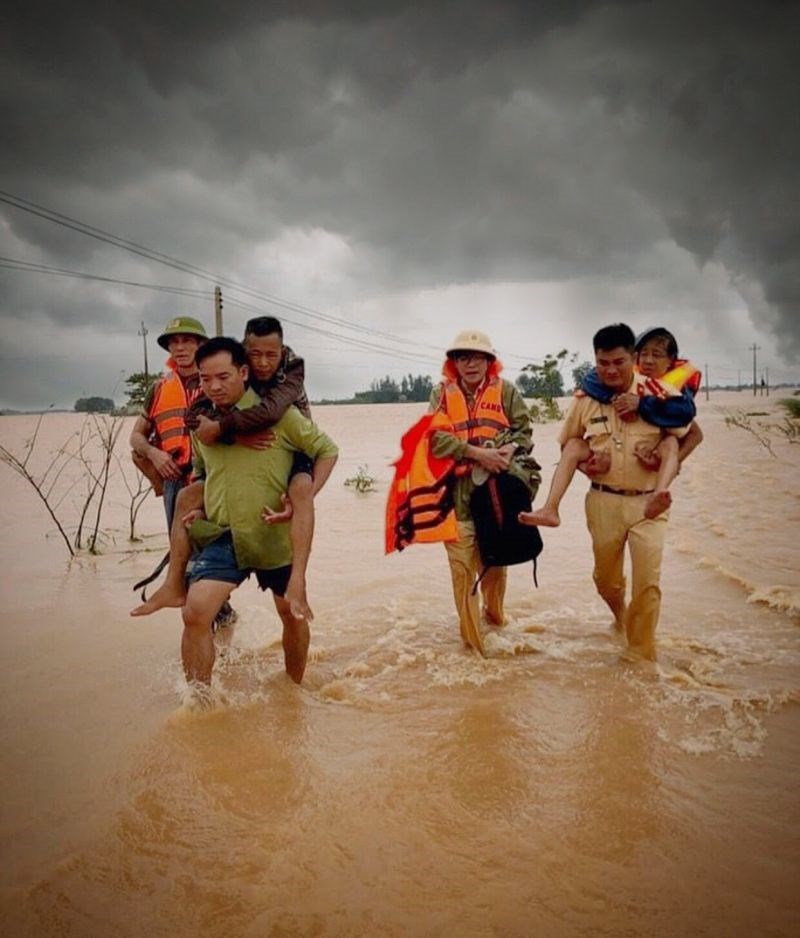 Lực lượng công an Thừa Thiên Huế cùng nhân dân vượt qua bão lũ