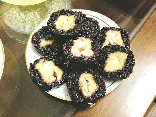 Đặc sản bánh chưng đen là món ngon của huyện miền núi Bắc Sơn (Lạng Sơn)