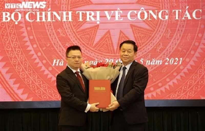 Bí thư Trung ương Đảng, Trưởng Ban Tuyên giáo Trung ương Nguyễn Trọng Nghĩa (bên phải) trao quyết định cho ông Lê Quốc Minh.