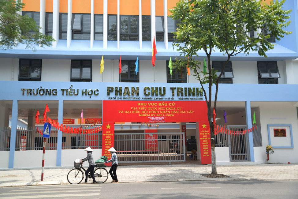 Hà Nội rực rỡ cờ hoa sẵn sàng cho ngày bầu cử - ảnh 7
