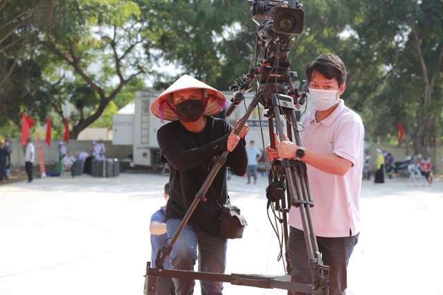 ác phóng viên, kỹ thuật viên của Đài PT-TH Hà Nội khẩn trương chuẩn bị máy móc, kỹ thuật dưới cái nắng gắt mùa hè.