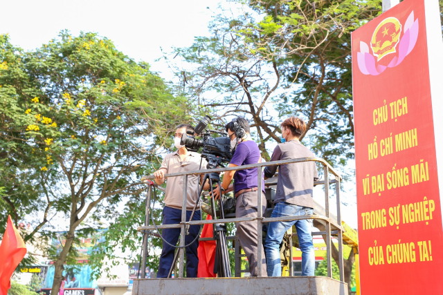 Hàng trăm PV, BTV, KTV của Đài PT-TH Hà Nội đã được huy động cho việc thực hiện cầu truyền hình vào ngày 23/5.