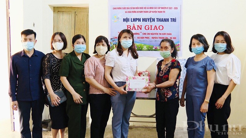 Hội LHPN huyện tặng quà cho gia đình chị Nguyễn Thị Kim Xuân