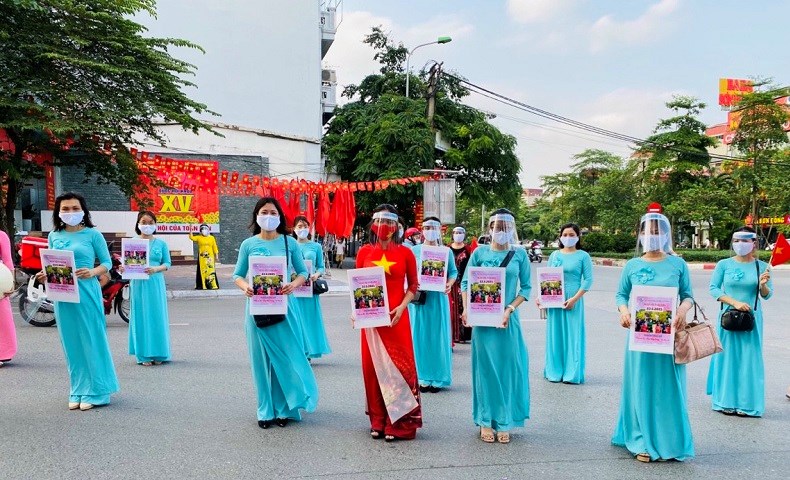 Chị em hội viên phụ nữ Liễu Giai mặc áo dài đồng loạt xuống phố  tuyên truyền bầu cử