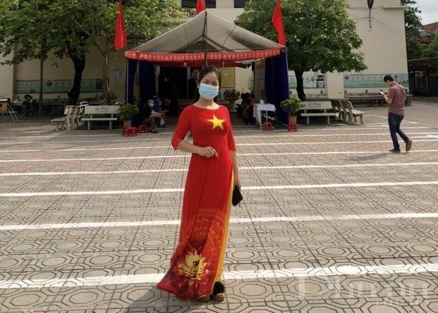 Cử tri nữ phường Vĩnh Hưng mặc áo dài với hoạ tiết “sao vàng” tự tin tham gia bầu cử đại biểu Quốc hội lần thứ XV và đại biểu HĐND thành phố các cấp nhiệm kỳ 2021-2026.