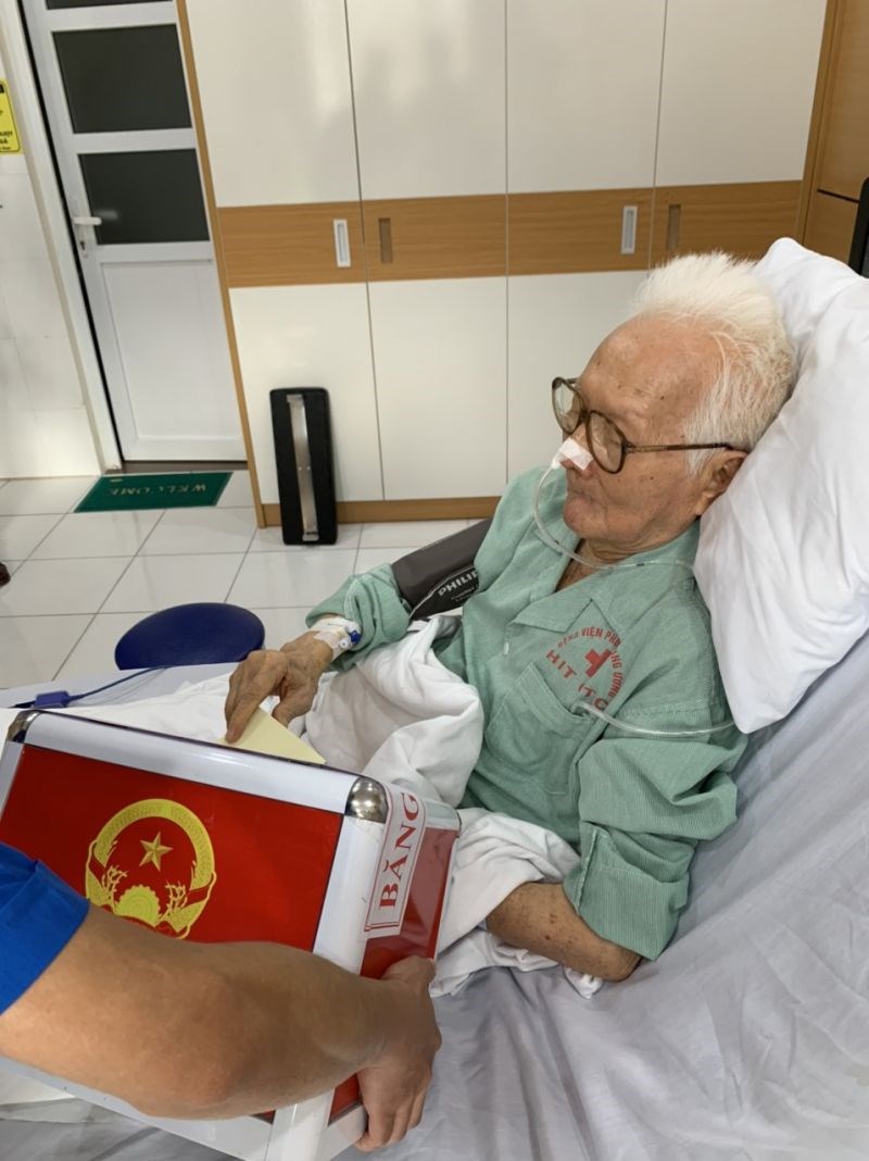 Bệnh nhân được thực hiện quyền công dân bỏ phiếu bầu cử tại giường bệnh
