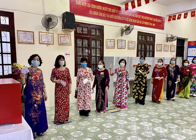 Cán bộ, hội viên phụ nữ phường Hoàng Văn Thụ, Hoàng Mai, Hà Nội thực hiện lời phát động Phụ nữ Thủ đô mặc áo dài - đeo khẩu trang - đi bầu cử.