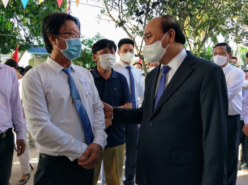 Chủ tịch nước Nguyễn Xuân Phúc thăm hỏi cử tri sau khi bỏ phiếu.