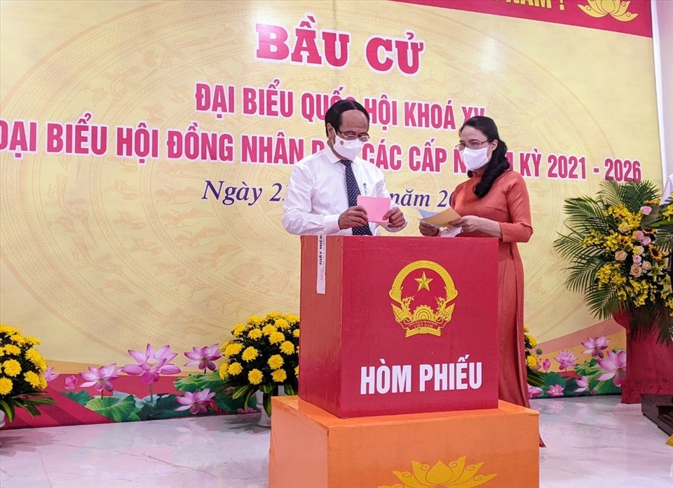 Phó Thủ tướng Chính phủ Lê Văn Thành đã bỏ lá phiếu đầu tiên tại khu vực bỏ phiếu số 1, phường Đổng Quốc Bình (quận Ngô Quyền, TP Hải Phòng).