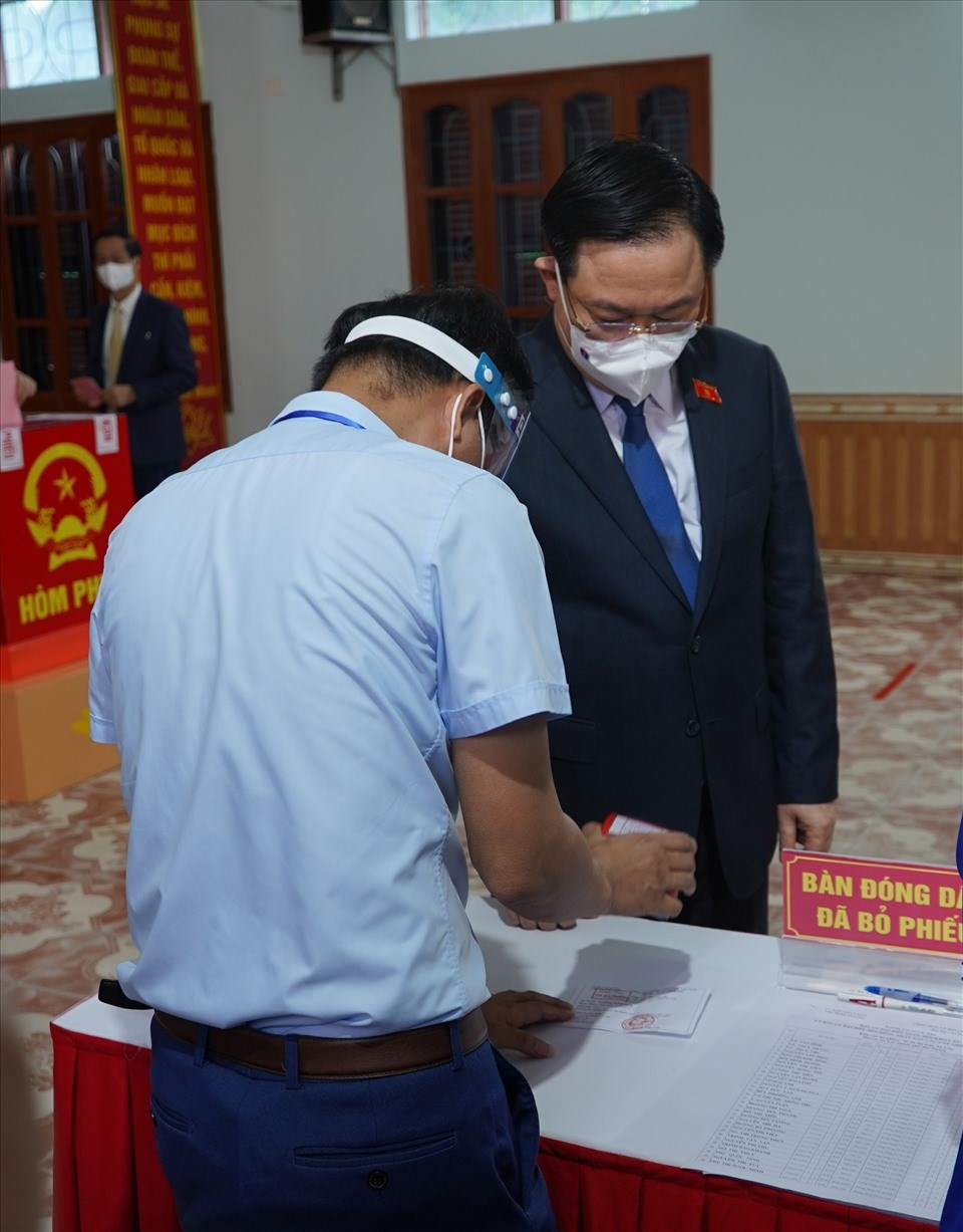 Tổ bầu cử đóng dấu đã bỏ phiếu vào thẻ cử tri của Chủ tịch Quốc hội Vương Đình Huệ.