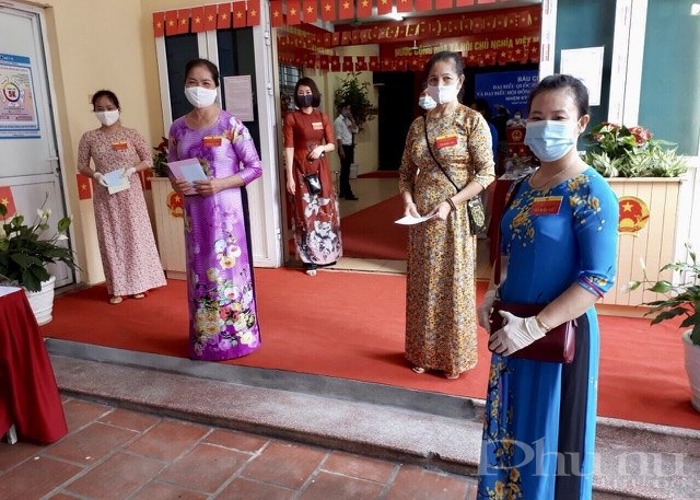 Chị em phụ nữ phường Yên Sở đảm bảo quy định giãn cách khi tham gia bầu cử.