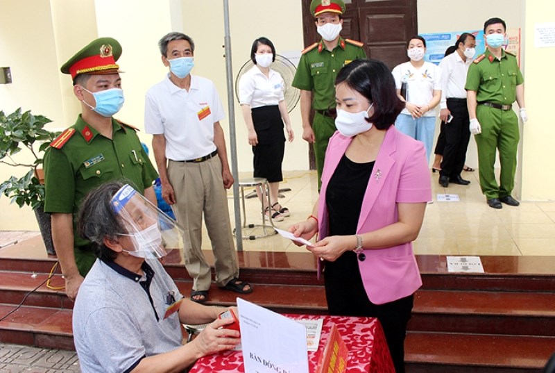 Phó Bí thư Thường trực Thành ủy Nguyễn Thị Tuyến nhận thẻ cử tri được đóng dấu 