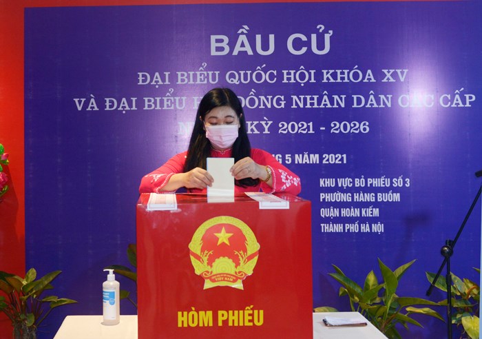 Đồng chí Nguyễn Lan Hương, Thành ủy viên, Chủ tịch Ủy ban MTTQ Việt Nam Thành phố bỏ phiếu tại đơn vị bầu cử số 3 q