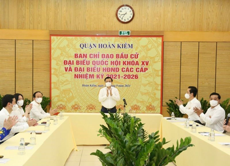 Bí thư Thành ủy ĐInh Tiến Dũng chủ trì cuộc làm viecj kiểm tra công tác bầu cử tại quận Hoàn Kiếm.