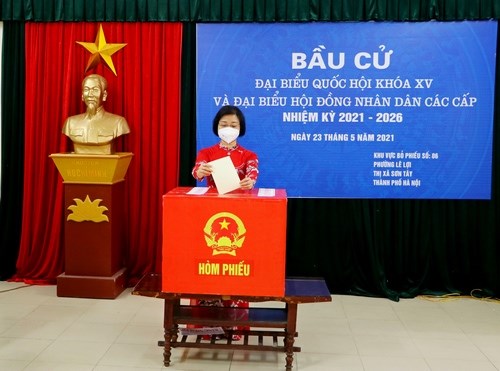 Đồng chí Phạm Thị Thanh Mai - Thành ủy viên - Bí thư Thị ủy Sơn Tây đã bỏ phiếu bầu cử