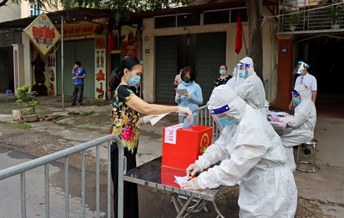 Cử tri thực hiện quyền công dân ngay tại khu vực phong tỏa, cách ly y tế phường Sơn Lộc