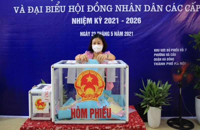 Phó Bí thư Thường trực Thành ủy Nguyễn Thị Tuyến bỏ phiếu bầu đại biểu Quốc hội khóa XV và đại biểu HĐND các cấp nhiệm kỳ 2021-2026.