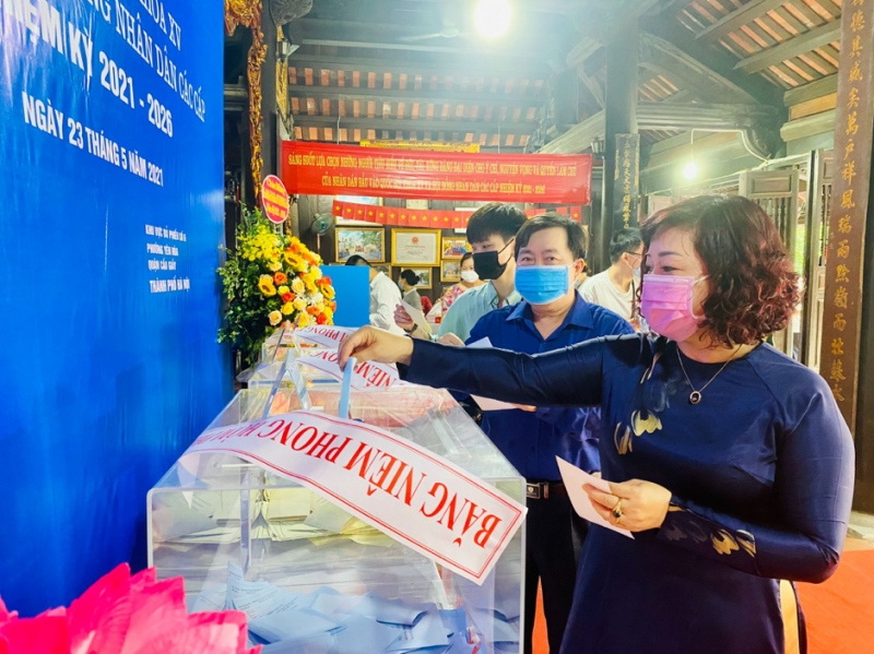 Đồng chí Lê Thị Thiên Hương tham gia bầu cử tại khu vực bỏ phiếu số 06, phường Yên Hòa, Cầu Giấy, Hà Nội (đặt tại đình Hạ Yên Quyết).