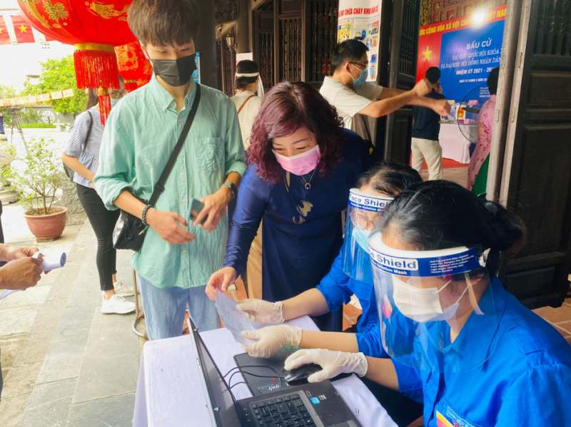 Hình ảnh đồng chí Lê Thị Thiên Hương tại bàn soát phiếu trước khi chính thức bầu cử