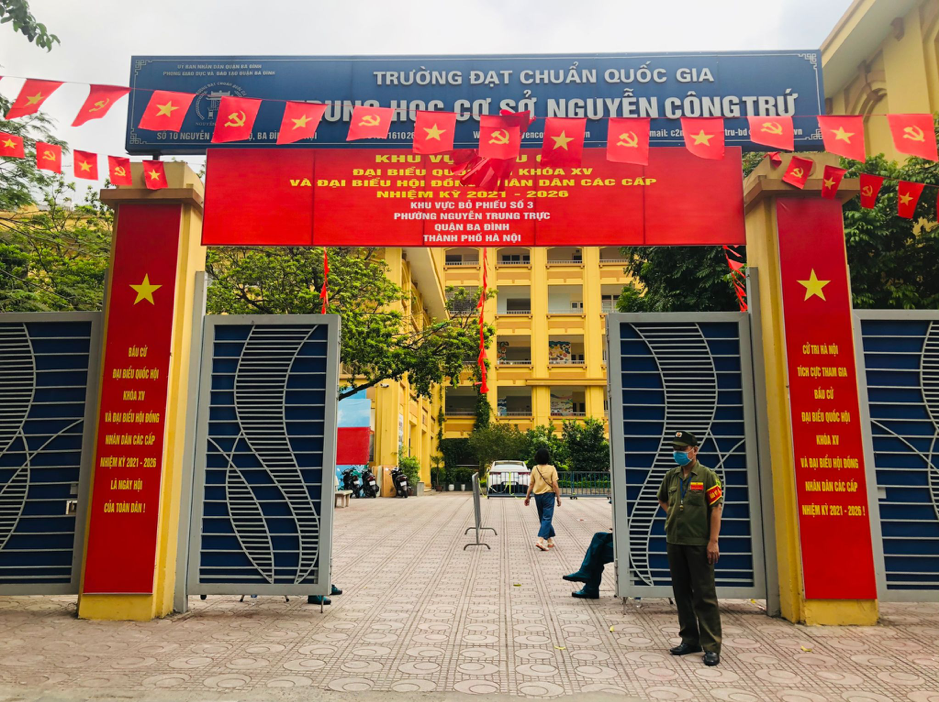 Tại khu vực bỏ phiếu số 3, phường Nguyễn Trung Trực ( đặt tại trường trường THCS Nguyễn Công Trứ, quận Ba Đình, TP Hà Nội) công tác kiểm tra an ninh được thực hiện nghiêm ngặt
