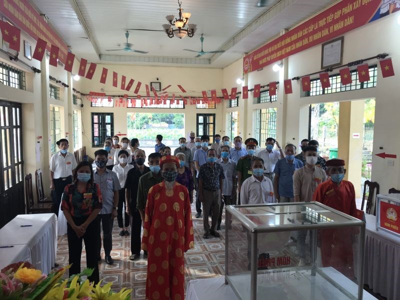 Cử tri tại thôn Cơ Giáo, xã Hồng Vân, huyện Thường Tín thực hiện bầu cử đại biểu Quốc hội và HĐND các cấp