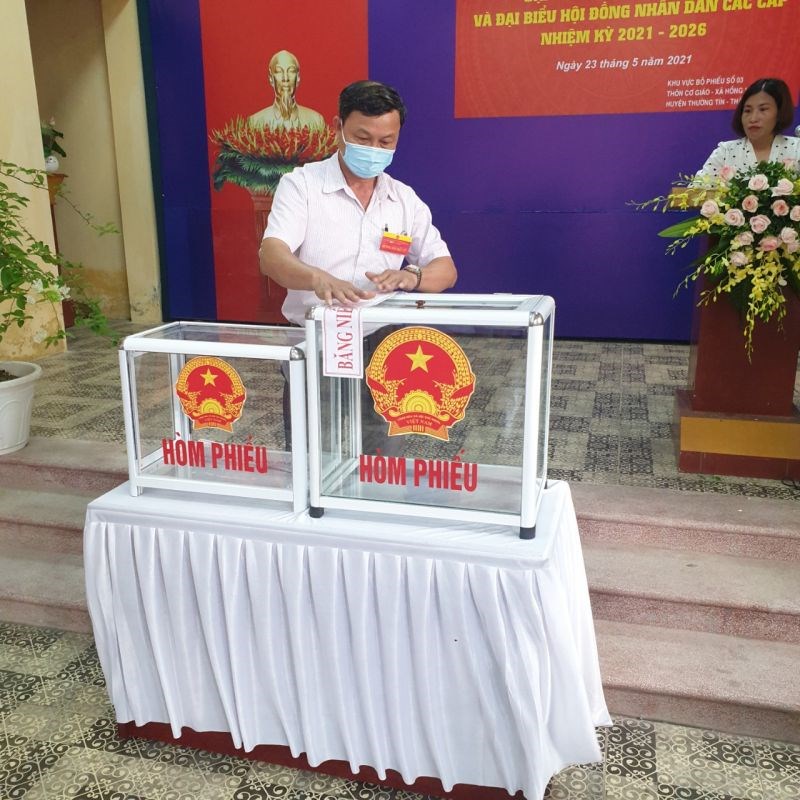 Cử tri thôn Cơ Giáo, xã Hồng Vân, huyện Thường Tín bỏ phiếu bầu