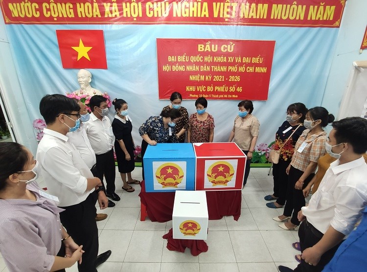 Tại quận 5, thành phố Hồ Chí Minh, tổ bầu cử tiến hành kiểm phiếu trước sự chứng kiến của những cử tri. Ảnh: Hoàng Tuyết/baotintuc.vn