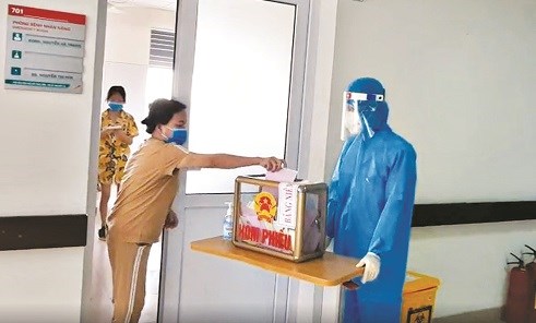 Tổ bầu cử lưu động, Khu vực bầu cử số 4, phường Hàng Bông, quận Hoàn Kiếm mang hòm phiếu đến Bệnh viện Hữu nghị Việt Đức. 	Ảnh: Vân Nga