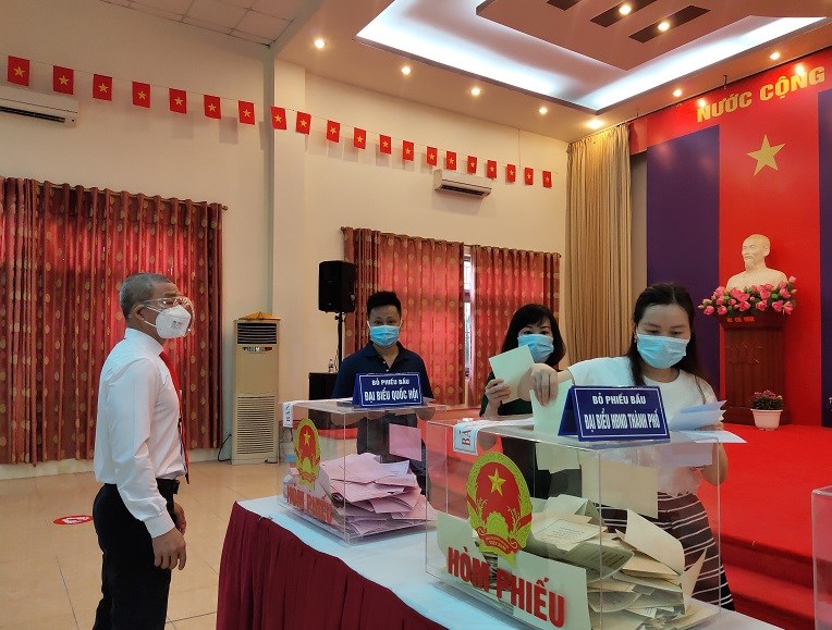 Cử tri bỏ phiếu tại phường Dịch Vọng, quận Cầu Giấy