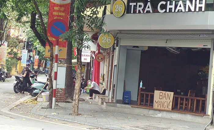 Các hàng quán ở Hà Nội thực hiện đúng chỉ đạo thành phố, đóng cửa bán mang về để chống dịch