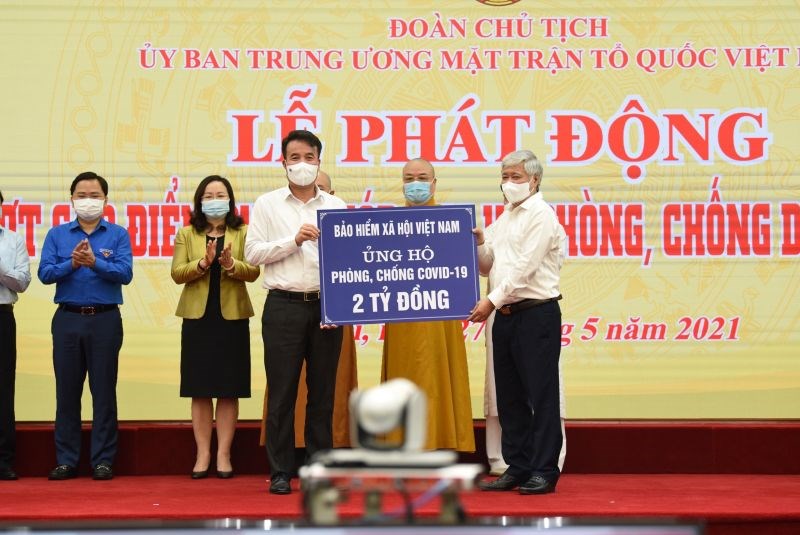 Bảo hiểm xã hội Việt Nam ủng hộ 2 tỷ đồng phòng, chống dịch Covid-19
