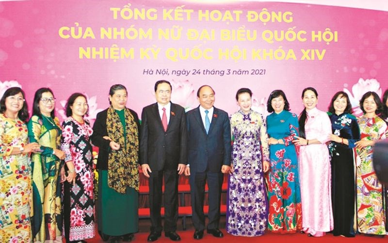Lãnh đạo Đảng, Nhà nước chụp ảnh lưu niệm cùng các nữ ĐBQH khóa XIV