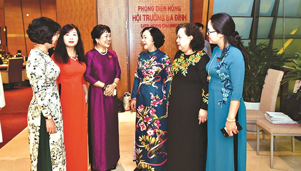 Các nữ Đại biểu Quốc hội khóa XIV bên lề hành lang Quốc hội