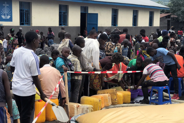 Người dân Congo phải xếp hàng lấy nước bên ngoài một nhà thờ ở thị trấn Sake, gần Goma, Congo.
