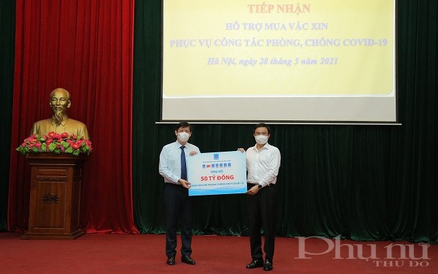 Tổng giám đốc PetroVietnam Lê Mạnh Hùng trao ủng hộ Quỹ vắc xin phòng chống Covid-19 cho Bộ trưởng Bộ Y tế Nguyễn Thanh Long.