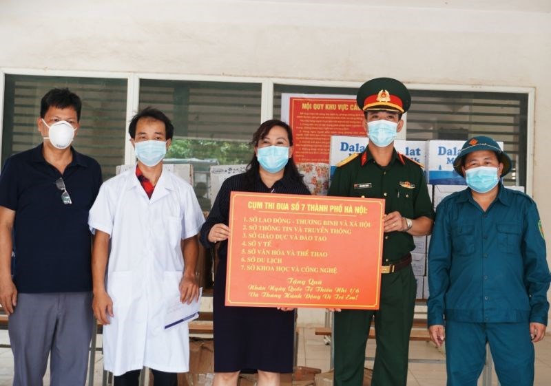 Phó Giám đốc Sở TT&TT Hà Nội Nguyễn Thị Mai Hương trao quà hỗ trợ tại Trung tâm Giáo dục Quốc phòng và an ninh -ĐHQG Hà Nội