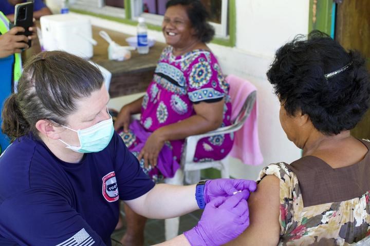 Người dân ở bang Kayangel của Palau tiêm chủng ngừa Covid-19 (Ảnh: US Embassy).