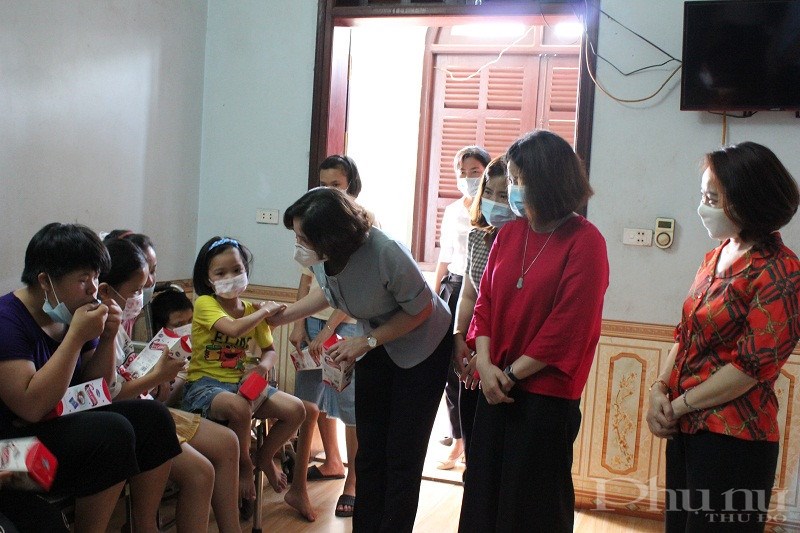 Bà Lê Kim Anh, Thành ủy viên, Bí thư Đảng đoàn, Chủ tịch Hội LHPN Hà Nội và đoàn công tác ân cần thăm hỏi các cháu tại Mái ấm Thánh Tâm.