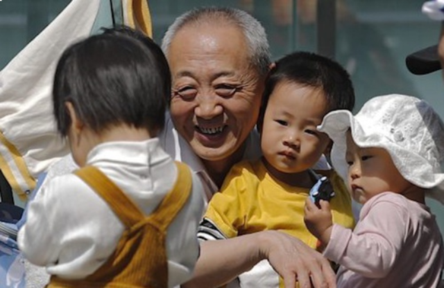Trung Quốc cho phép sinh con thứ ba giữa lúc tỷ lệ sinh giảm xuống mức thấp kỷ lục trong gần 6 thập kỷ - ảnh 1
