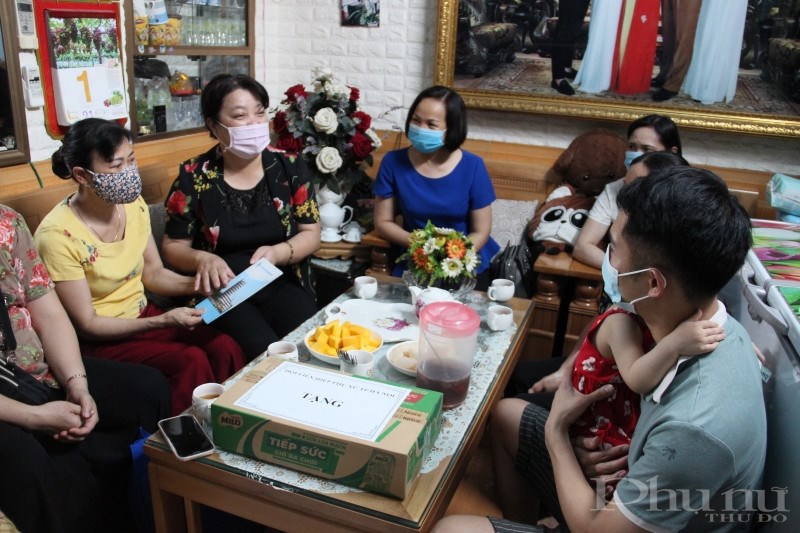 Hội LHPN Hà Nội và quận Hà Đông tới thăm, động viên gia đình chị Phùng Thị Hạnh – Y sĩ bệnh viện Quân y 103.