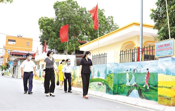 Các đại biểu lãnh đạo huyện Gia Lâm thăm quan các tuyến đường bích họa              kiểu mẫu