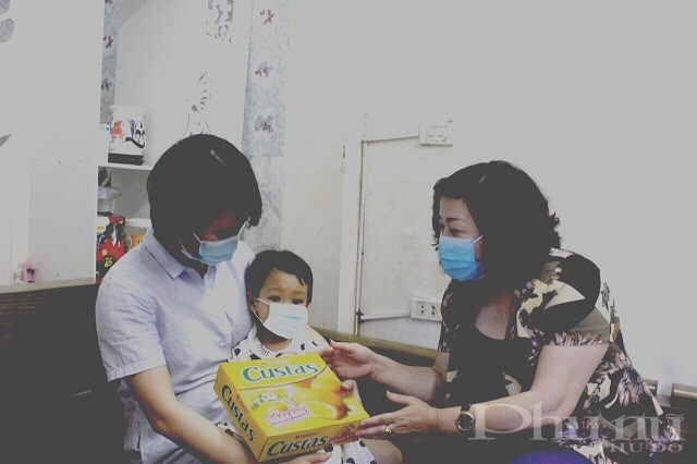 Đồng chí Lê Thị Thiên Hương - Phó Chủ tịch Hội LHPN Hà Nội thăm tặng quà cho gia đình chị Bùi Thu Thủy.